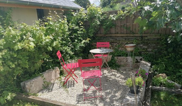 Notre grande terrasse de 40 mètres carré est idéale l’été pour déjeuner, faire un barbecue dans le jardin ou se prélasser sur des transats. Un brise vue est installé pour plus de tranquillité…